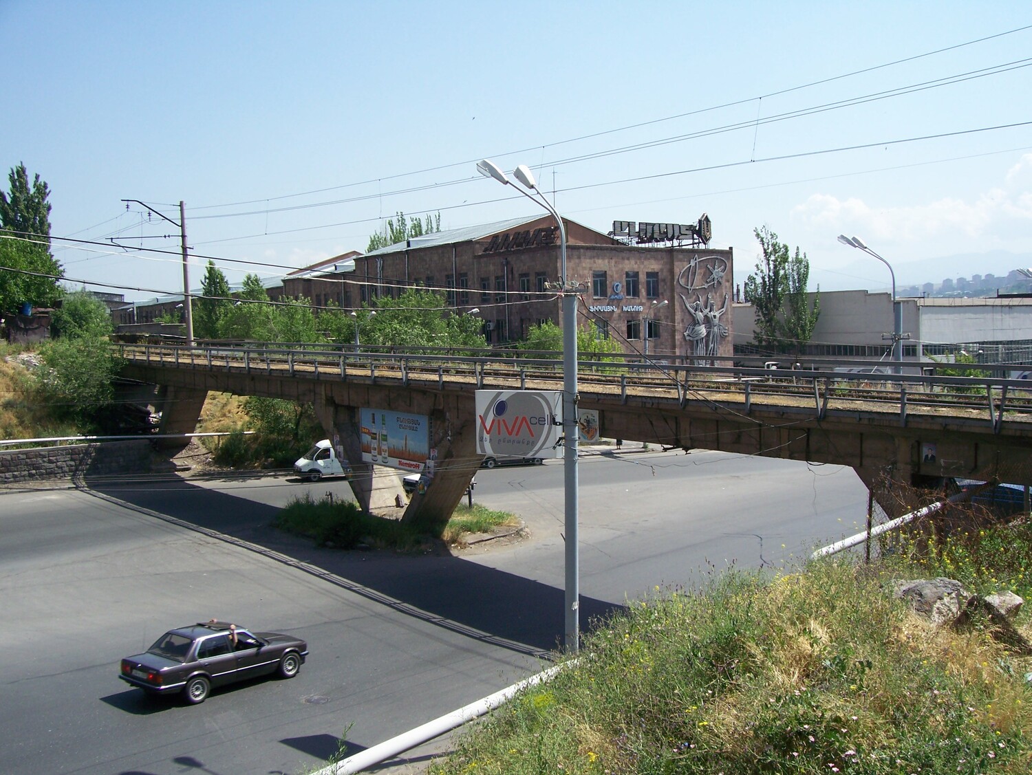 Ալմաստ գործարանի հարևանությամբ կամուրջ